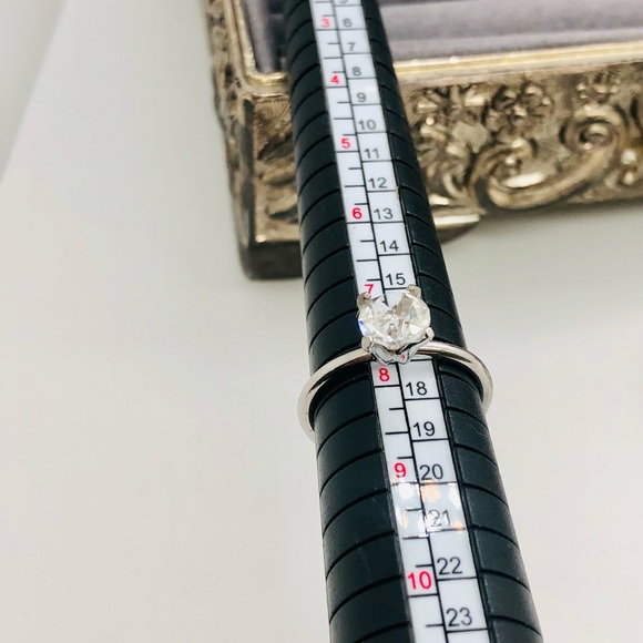 Vintage Clear Crystal Solitaire Uncas Ring - Picture 3 of 13